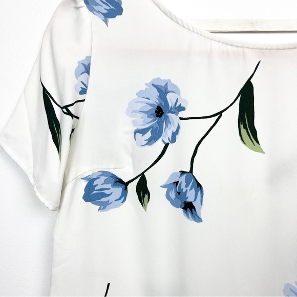 Dynamite Short Sleeve White & Blue Floral Top - Picture 2 of 8